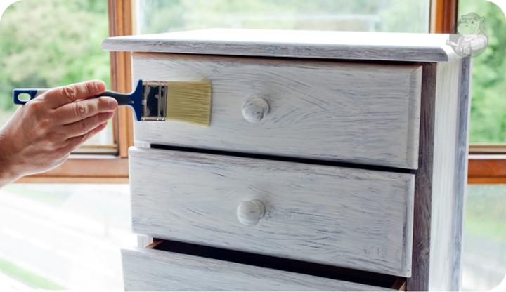 Farba do ścian na meblach