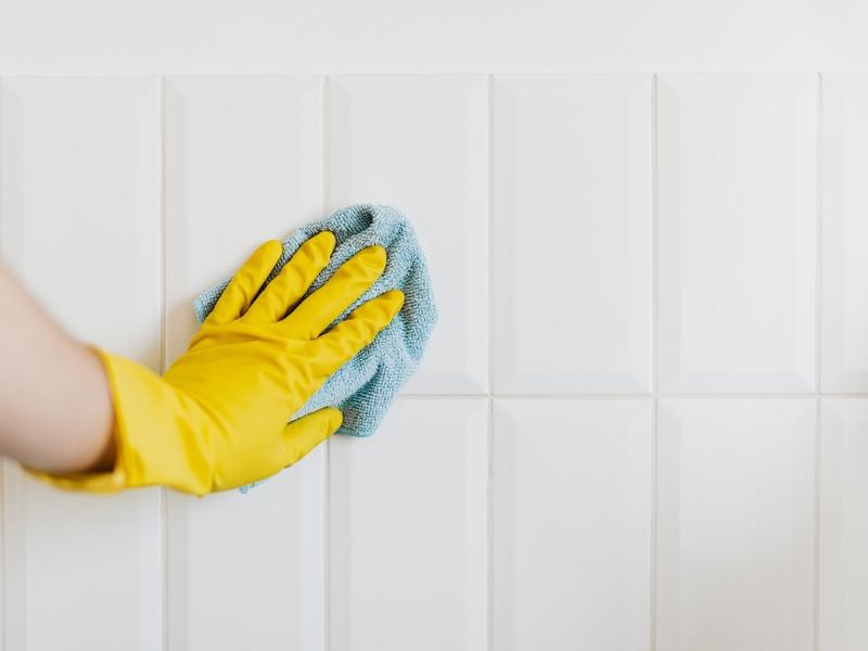 Mycie kafelków bez smug