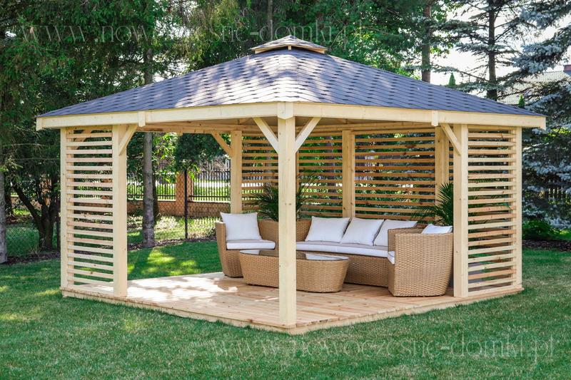 Roślinne aranżacje w altanie