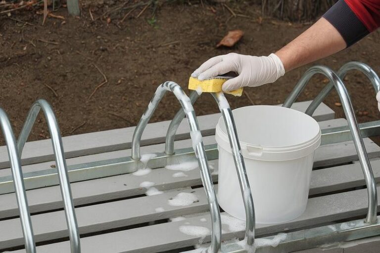 Praktyczne sposoby na skuteczne odtłuszczanie ocynku przed malowaniem metalu