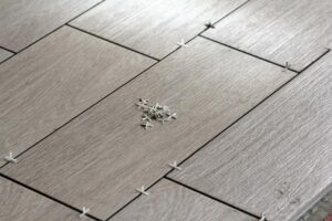 Gres czy terakota? Odkryj kluczowe różnice, które pomogą ci w wyborze