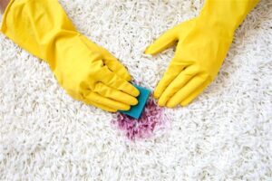 Skuteczne metody na to, jak usunąć tłuste plamy ze ściany