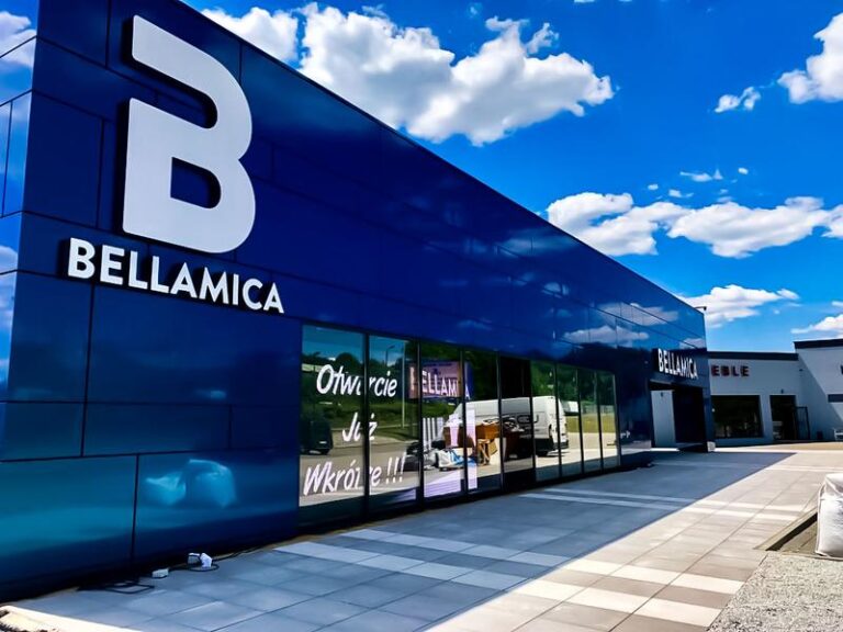 Jak urządzić łazienkę biało drewnianą? Inspiracje od bellamica.pl