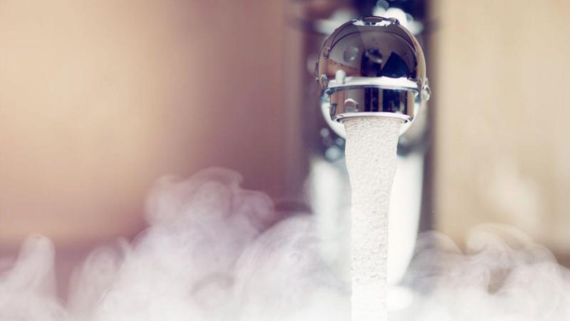 Brak ciepłej wody w kranie w bloku? Oto najczęstsze przyczyny tego problemu