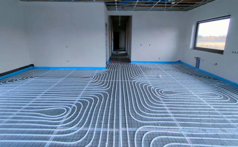 Panele czy płytki na podłogówkę