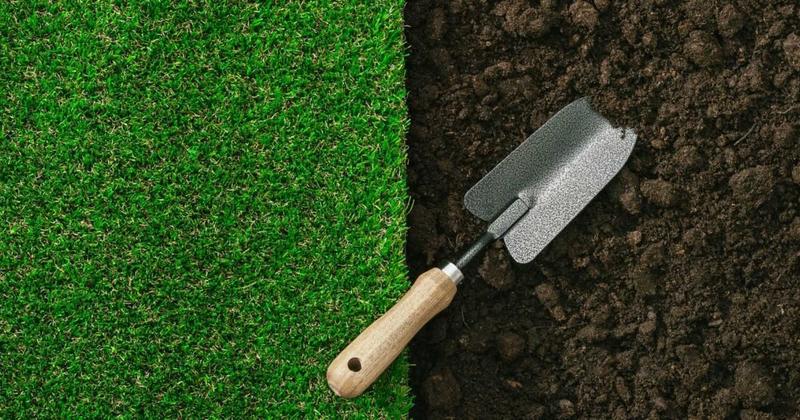 Przygotowanie ziemi pod trawnik