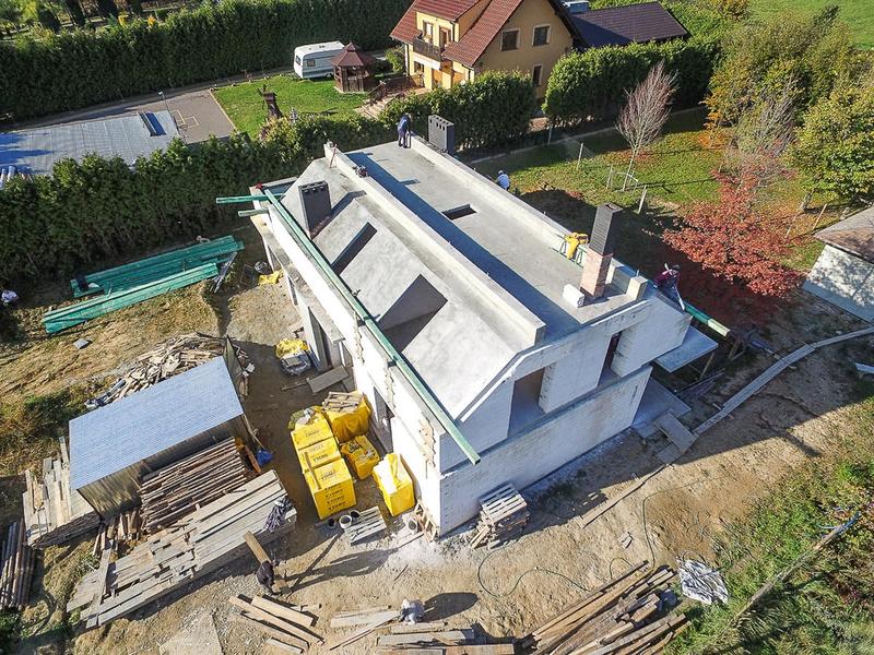 Betonowy dach skosny – czy to opłacalny wybór dla twojego domu?