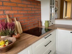 Ceny układania płytek ze starej cegły – co warto wiedzieć przed remontem?