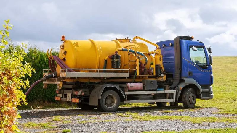 Co grozi za brak umowy na wywóz szamba? Sprawdź, na co uważać!