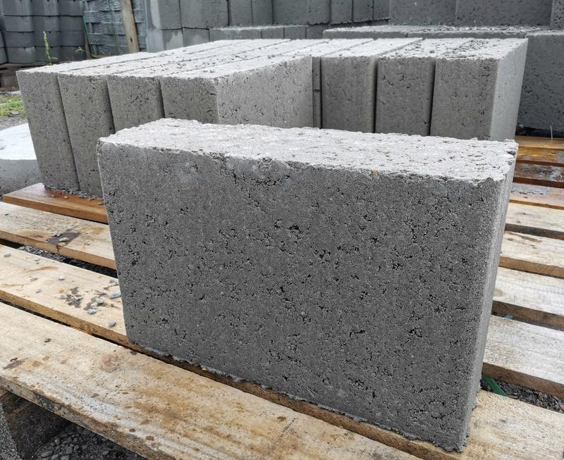 Jakie są wagi bloczków betonowych? Sprawdź, ile naprawdę waży jeden bloczek!