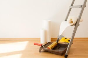 Tapeta czy malowanie: Odkryj, która opcja odmieni Twoje wnętrze!