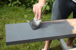 Jak malować deski elewacyjne, by oszczędzić na kosztach i znieść zniszczenia?