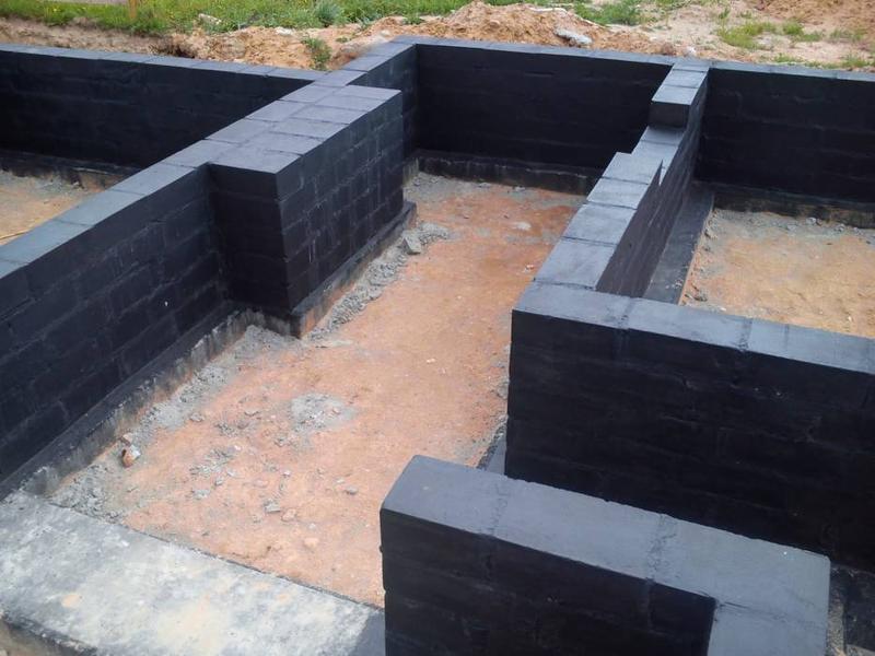 Jak skutecznie malować fundamenty – najlepsze materiały i techniki