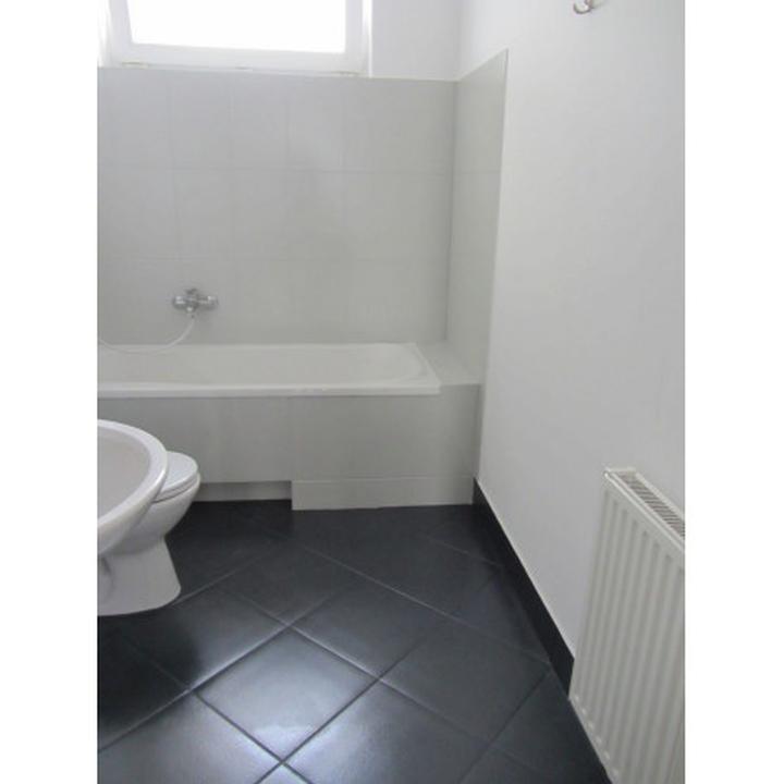 Jak uzyskać trwały i estetyczny efekt, malując terakotę?